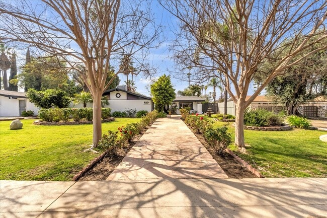 6201 Corbin Ave in Tarzana, CA - Building Photo - Building Photo