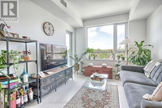 607-223 ST CLAIR Ave in Toronto, ON - Building Photo - Building Photo