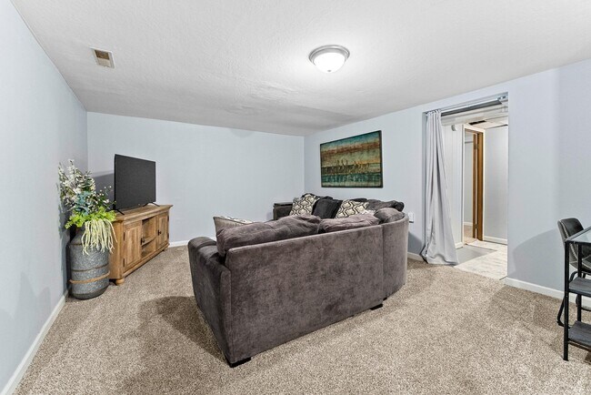 1304 E Sylvan Cir, Unit 11 in Brandon, SD - Foto de edificio - Building Photo