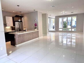6458 NW 103rd Psge in Doral, FL - Building Photo - Building Photo