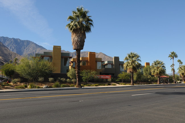 217 W Via Escuela in Palm Springs, CA - Building Photo - Building Photo