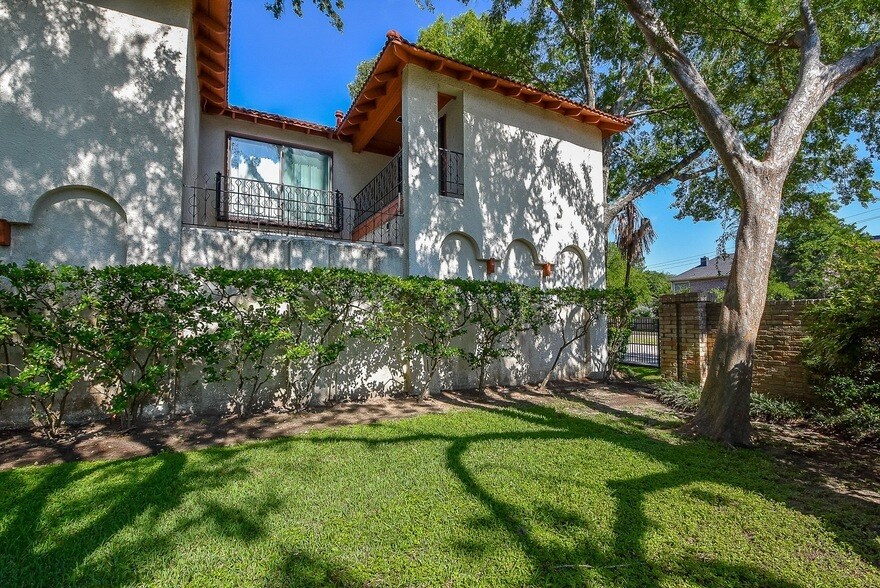 9703 Briar Forest Dr in Houston, TX - Foto de edificio