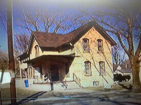903 N Division St, Unit 2-Upper in Appleton, WI - Building Photo