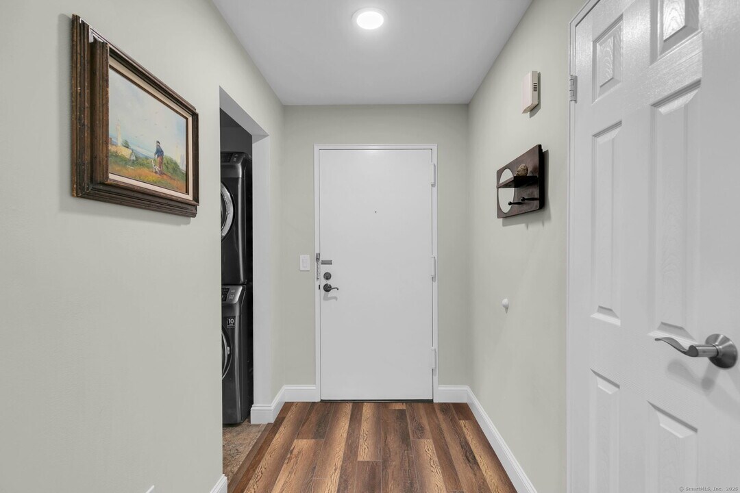 4 Hills Ln in Westport, CT - Building Photo