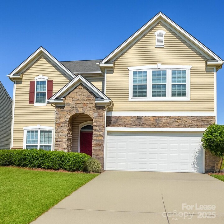 1552 Moss Creek Dr in Harrisburg, NC - Building Photo