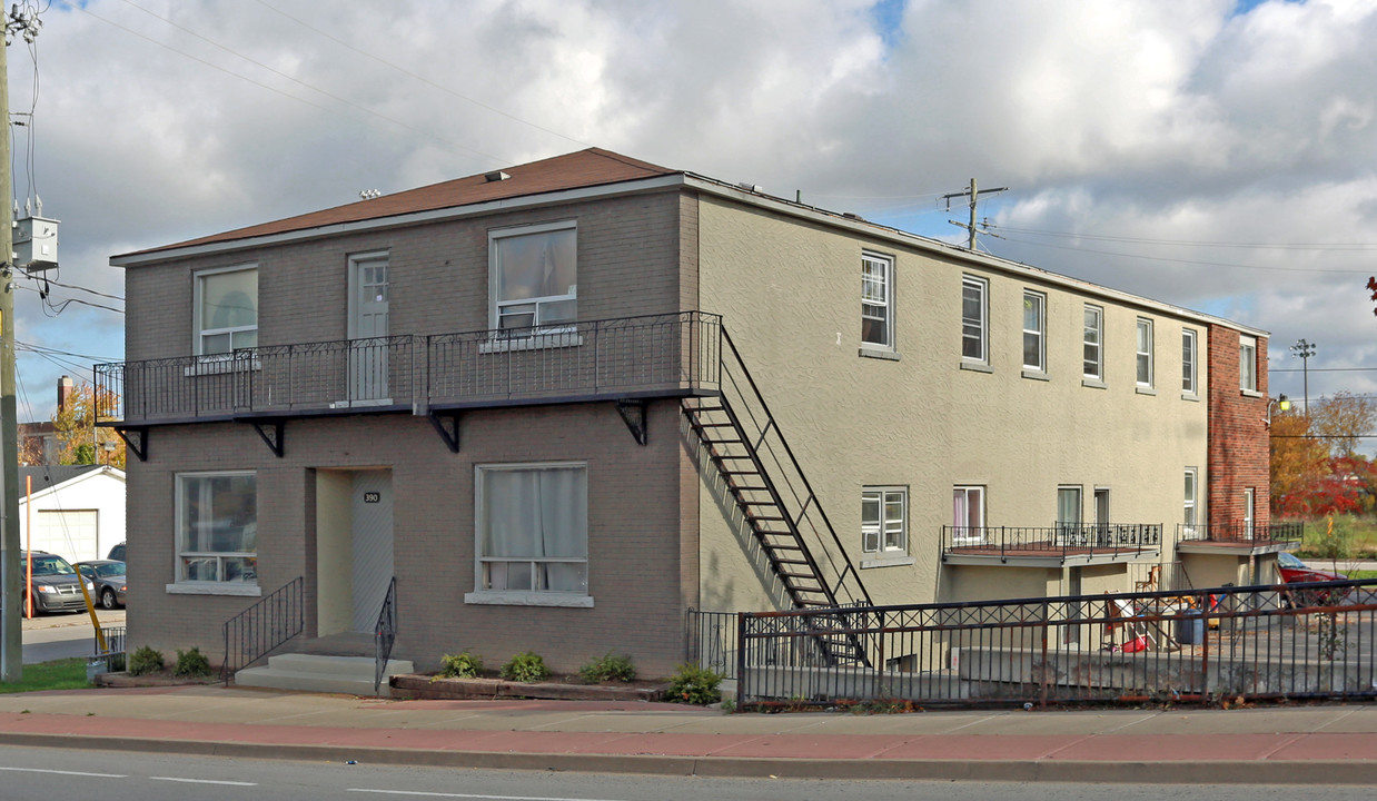 390 Merritt St in St Catharines, ON - Building Photo