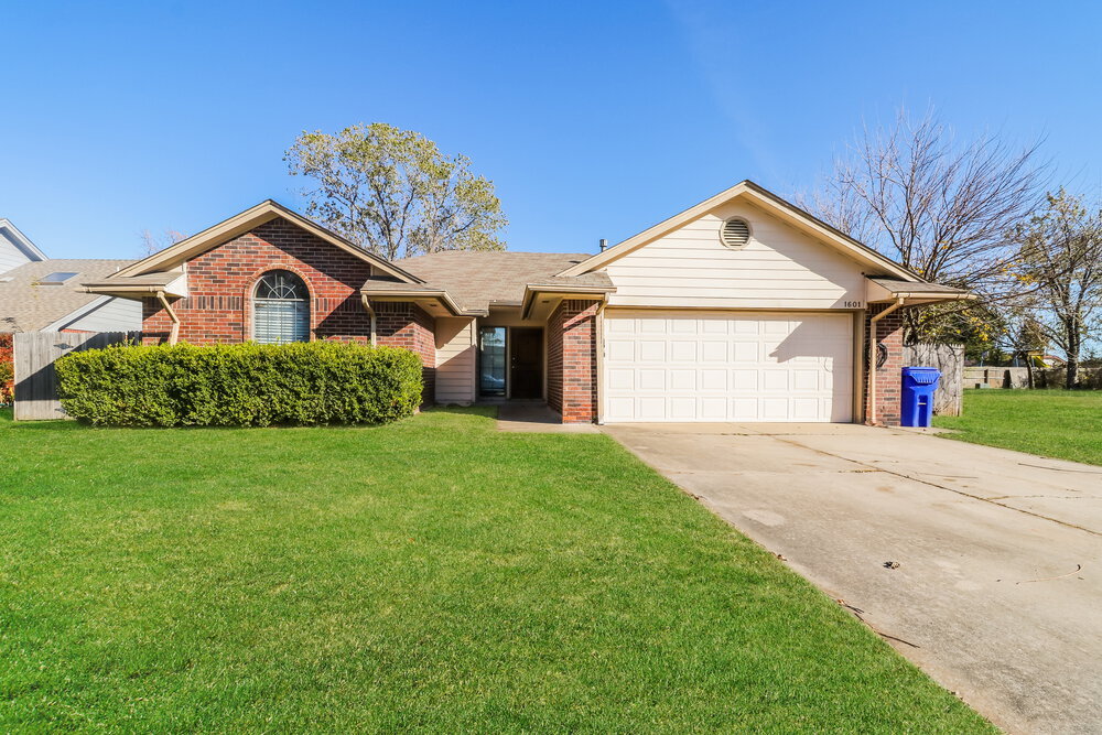 1601 Peach Tree Ln in Norman, OK - Building Photo