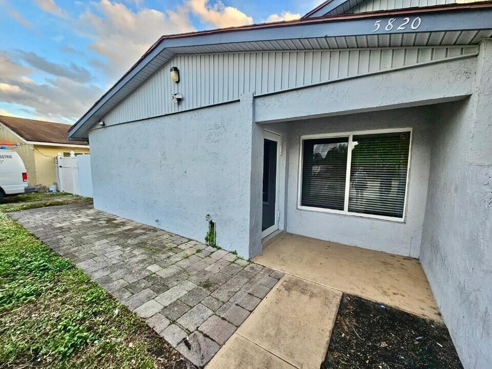 5820 Albert Rd in West Palm Beach, FL - Building Photo