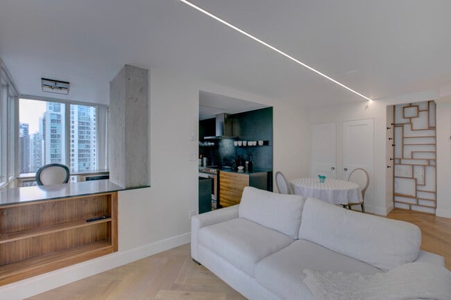 1251 Melville St in Vancouver, BC - Building Photo - Building Photo