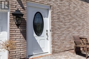 34 Kingswood Dr in Clarington, ON - Building Photo
