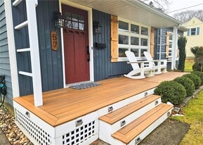 57 Wampanoag Cir in North Kingstown, RI - Building Photo