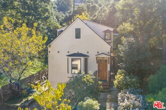 3705 Fredonia Dr in Los Angeles, CA - Building Photo - Building Photo