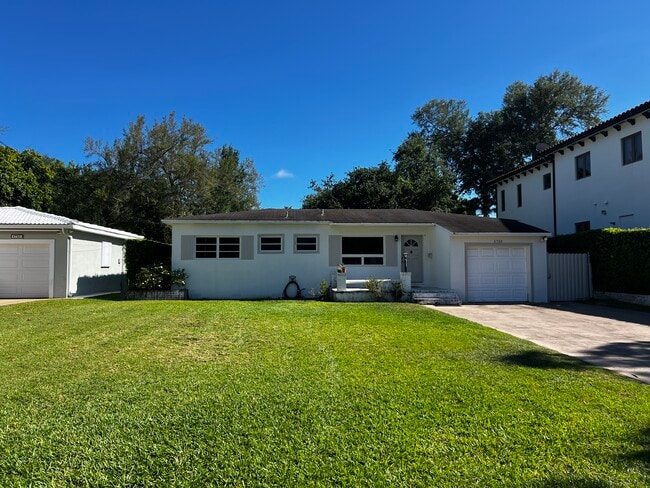 5758 SW 27th St in Miami, FL - Foto de edificio - Building Photo