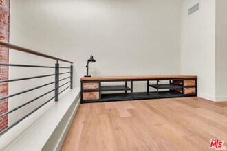 940 E 2nd St in Los Angeles, CA - Foto de edificio - Building Photo