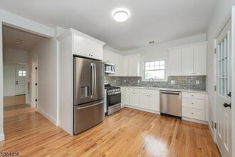 17 N Weiss St in Manville, NJ - Building Photo - Building Photo