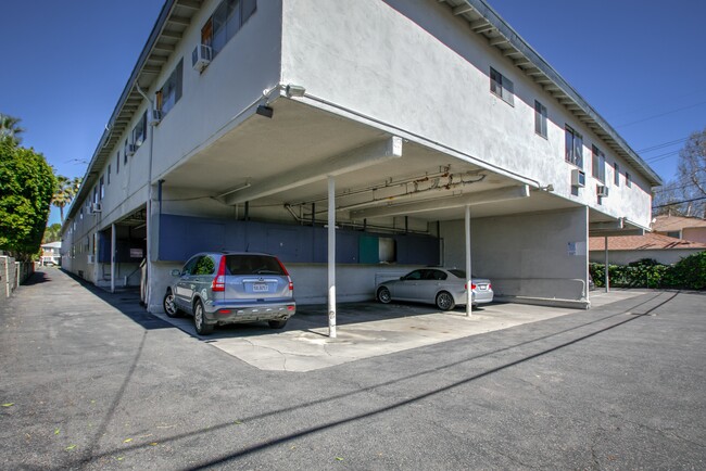 Burbank in North Hollywood, CA - Foto de edificio - Building Photo