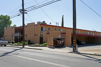 Navarro's Apartments in Visalia, CA - Building Photo - Building Photo