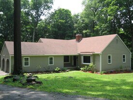 7 Jarrod Dr in Danbury, CT - Building Photo