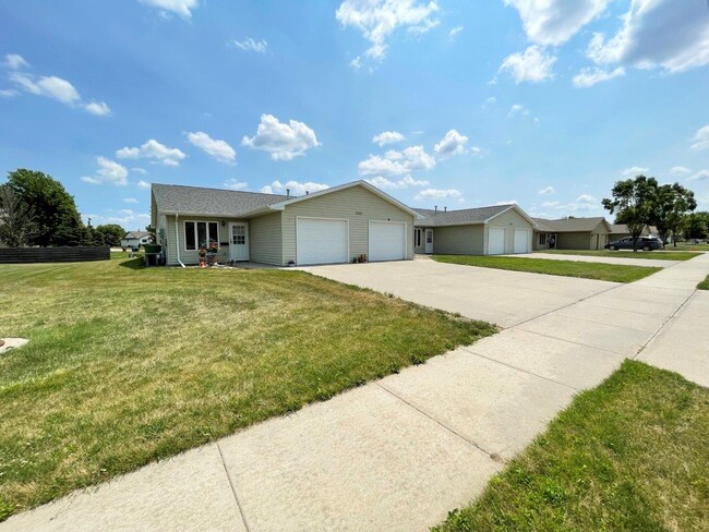 Elm Edge Townhomes II in Mitchell, SD - Building Photo - Building Photo