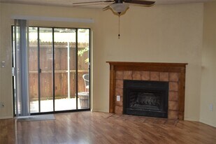 800 W Collins St in Denton, TX - Building Photo