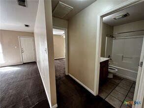 1223 Clyde St in San Marcos, TX - Foto de edificio - Building Photo