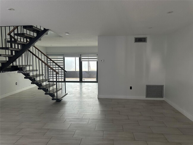 6526 Kendale Lakes Dr in Miami, FL - Building Photo - Building Photo