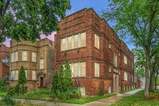 2424 W Hollywood Ave in Chicago, IL - Building Photo