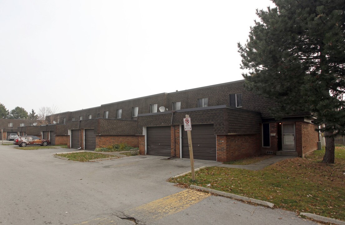 701-715 Dynes Rd in Burlington, ON - Building Photo