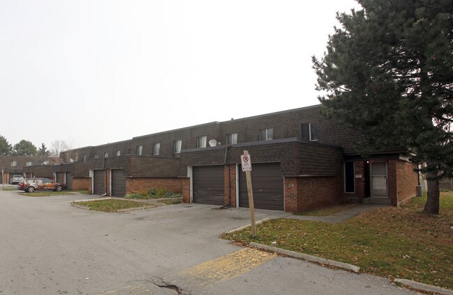 701-715 Dynes Rd in Burlington, ON - Building Photo - Primary Photo