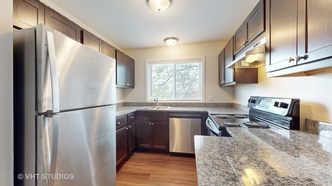 29W542 Country Ridge Dr in Warrenville, IL - Building Photo - Building Photo