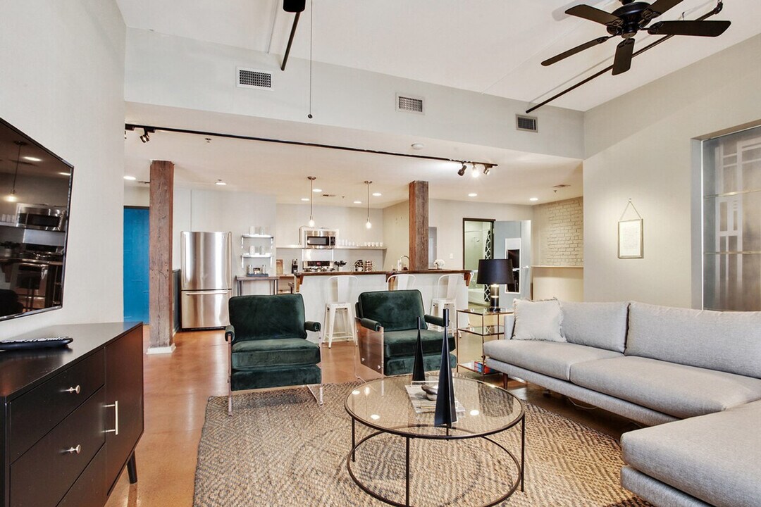 453 Andrew Higgins Blvd in New Orleans, LA - Building Photo