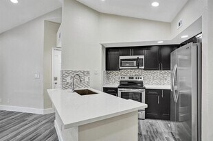 595 Vista Isles Dr, Unit 1925 in Plantation, FL - Building Photo