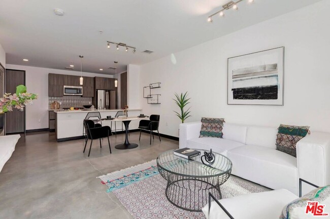 525 Wilton Pl in Los Angeles, CA - Building Photo - Building Photo