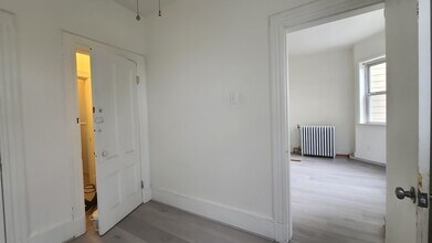 242 Bowers St, Unit 3 in Jersey City, NJ - Building Photo - Building Photo