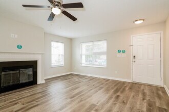 524 Grassy Bend Dr in Greenwood, IN - Building Photo - Building Photo