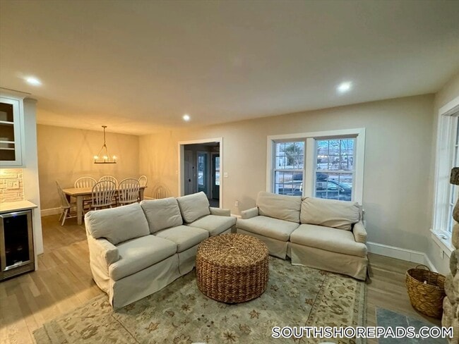 127 Rockland St in Hingham, MA - Building Photo - Building Photo