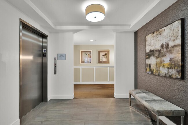 321 Hammond Pond Pky, Unit 301 in Chestnut Hill, MA - Building Photo - Building Photo