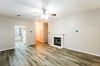 2413 Wildwood Ln in Denton, TX - Building Photo - Building Photo