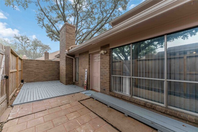 13911 Hollowgreen Dr