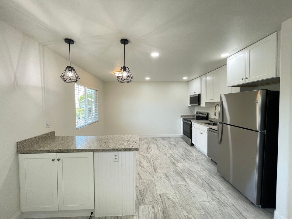 134 N Poplar Avenue in Fresno, CA - Building Photo