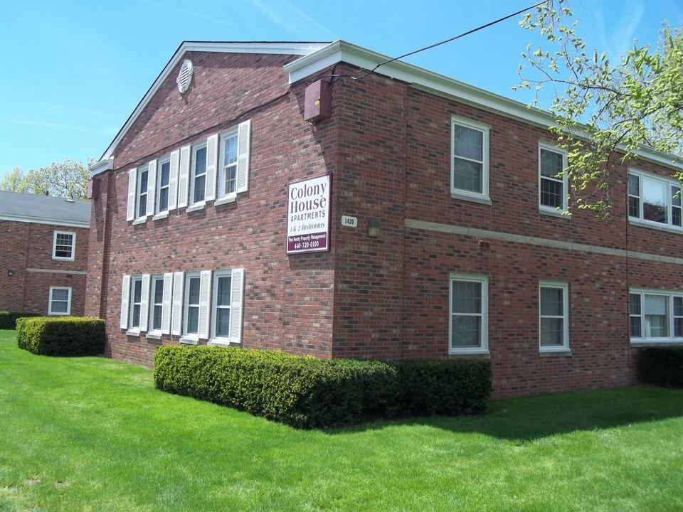 Colony House Apartments in Lyndhurst, OH - Building Photo