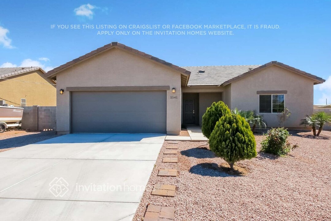 5541 E Santa Clara Dr in San Tan Valley, AZ - Foto de edificio