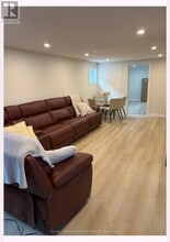 121 Bolton Ave in Newmarket, ON - Building Photo - Building Photo