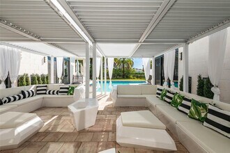 16760 Natures Way in Weston, FL - Foto de edificio - Building Photo