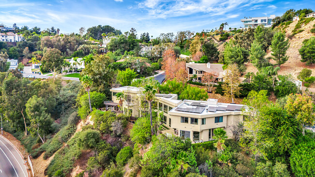 16096 Valley Meadow Pl in Encino, CA - Foto de edificio - Building Photo