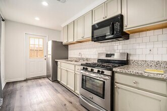 2222 Pickerton Dr in Deer Park, TX - Foto de edificio - Building Photo