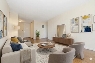 245 E 44th St, Unit 8A in New York, NY - Building Photo - Building Photo