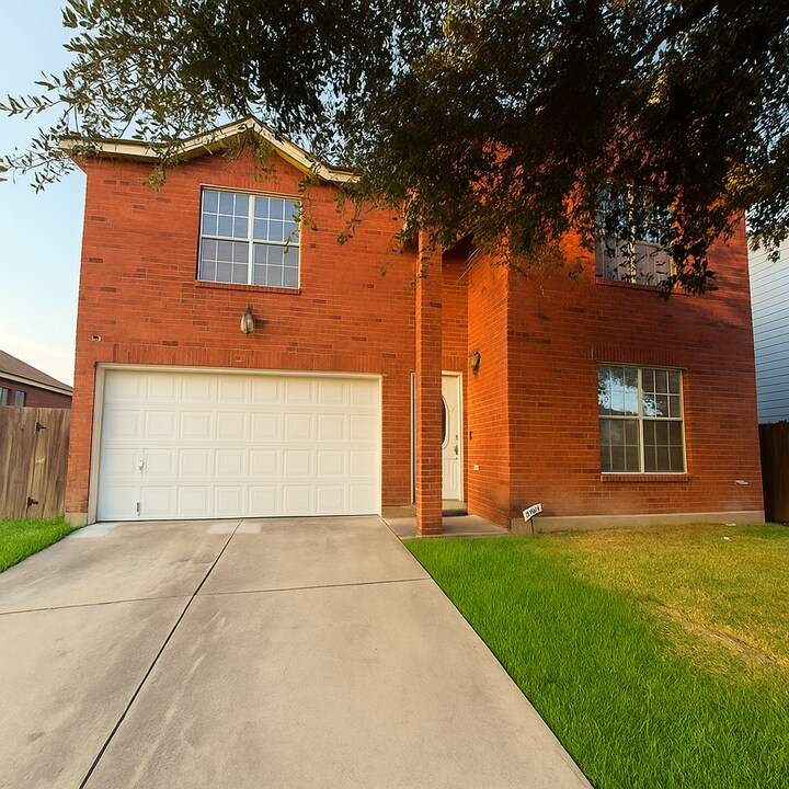 9011 Via Hermosa in San Antonio, TX - Building Photo