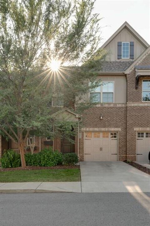 335 Coronado Private Cir in Hendersonville, TN - Building Photo