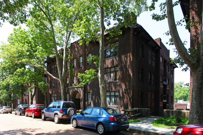 5855 Alderson St in Pittsburgh, PA - Foto de edificio - Building Photo